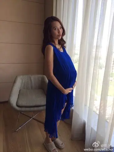 蔡少芬微博曝怀孕孩子他爸非张晋