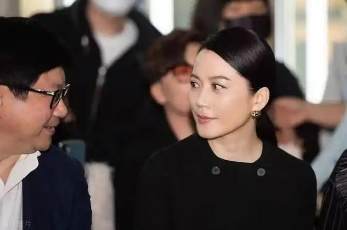 俞飞鸿个人简历(演员俞飞鸿:和前男友处成"闺蜜",51岁仍享受单身生活)