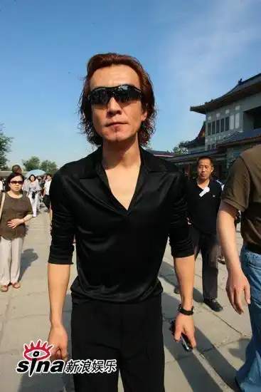 图文罗京追悼会李咏赶来吊唁