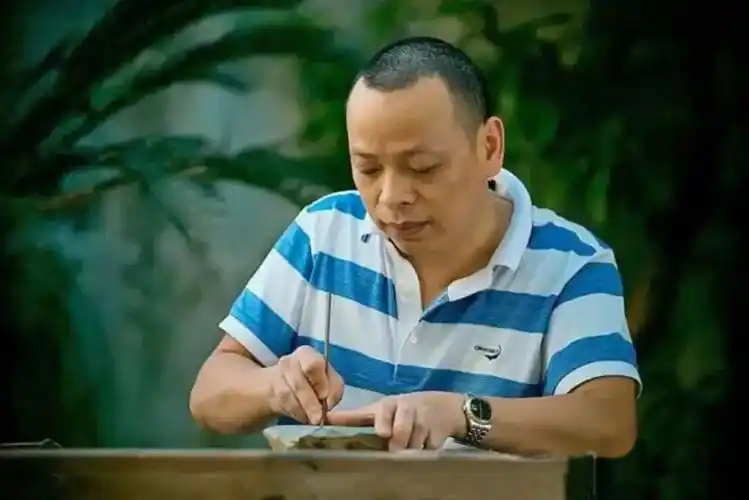 在继承传统砚雕的浅刀,他从事端砚设计雕刻工作34年,作为肇庆制砚名师