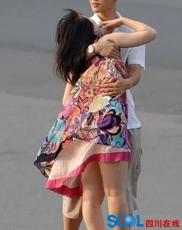 美女酒醉后,街头失态另男友难堪