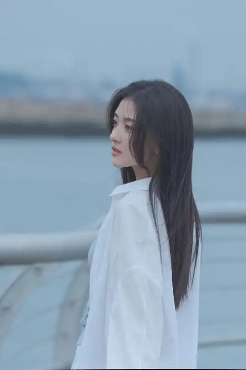 梁洁海边小清新写真组图纯白的浪漫