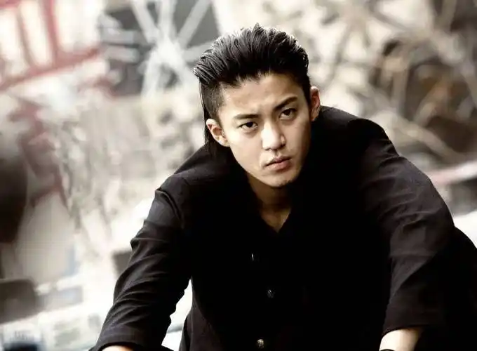 最"佛系"经纪公司,收入全压在一个人身上,老板都得犒劳他_小栗旬_所在