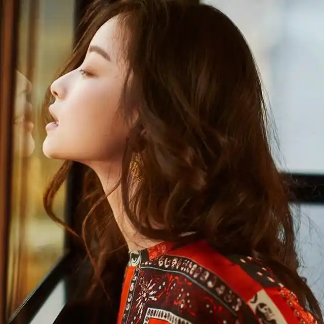 倪妮穿一袭学院风的白色连衣裙,灵动又有仙气