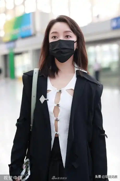 姜贞羽身穿镂空上衣小露性感外搭黑色西装干练大方