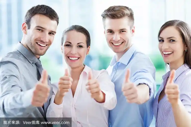 四个微笑着竖起大拇指的商业人士组成的团队