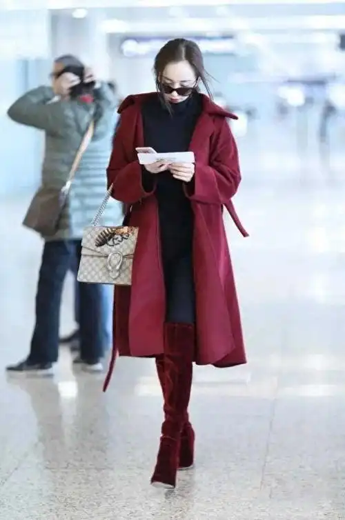 蔡依林穿衣招摇一线大牌白t恤遮住短裤高调秀出粉色过膝长靴