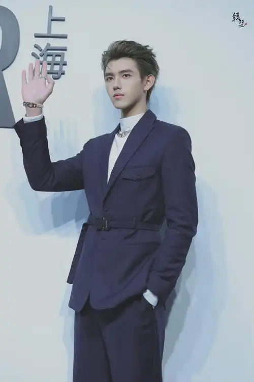 陈飞宇西装背头造型,成熟了好多啊,富家公子即视感……__财经头条