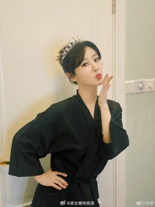 杨紫晒化妆间花絮照 头戴小皇冠对镜头比心甜美可爱