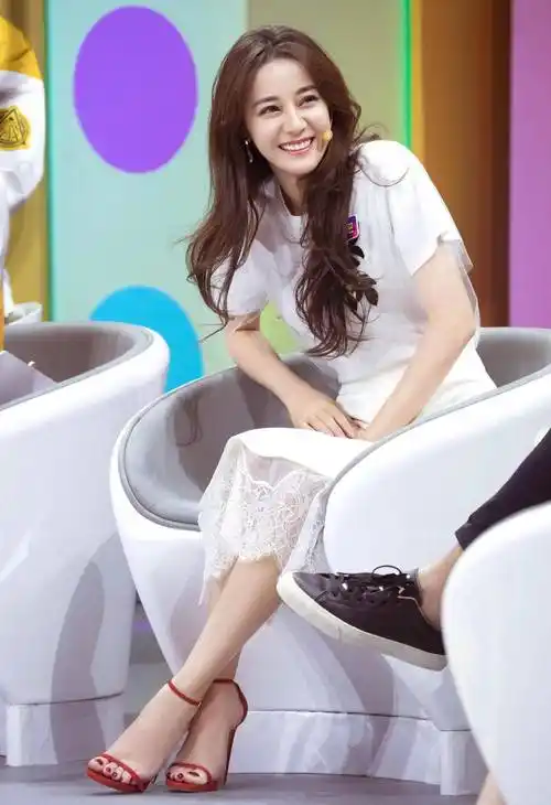 迪丽热巴的各种高跟鞋美图_黑色_凉鞋_活动