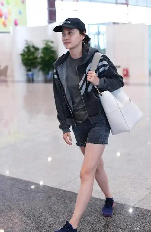 身穿一条蓝色牛仔裤与小白鞋,烂大街的款式,也可以美出新高度,同时