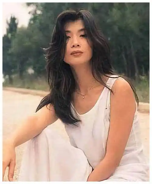 她是"三级艳后",拒绝成龙,61岁胖到220斤,依旧美到勾人_梅艳芳_才华