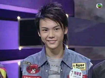 陈伟霆小时候照片曝光没有整容网友小时候就会邪魅一笑