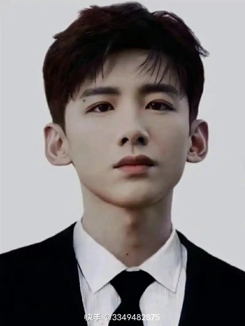 1,易烊千玺平常更喜欢坐高铁而不是飞机,只要行程不匆忙他都会坐高铁