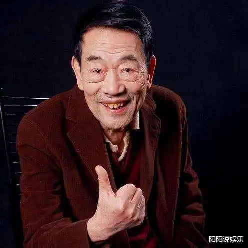 杨少华90岁现状曝光,吃包子连连咬空,身旁儿子却毫不关心