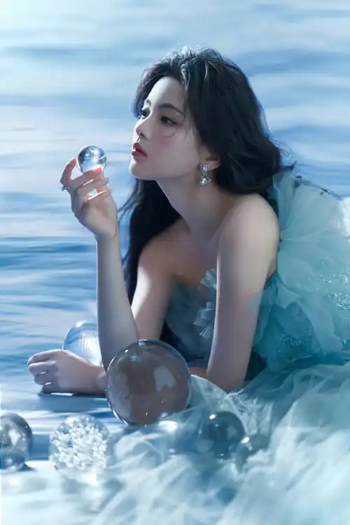 杨超越谧蓝水晶球大片