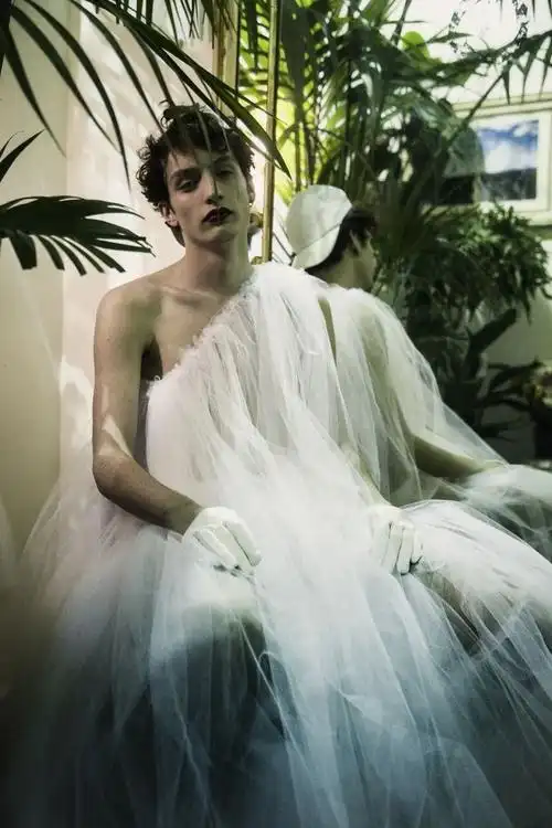 男人穿婚纱也很美这仙气缭绕的男装男生穿戴起来连女孩都脸红