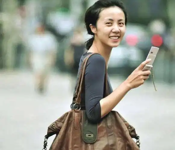 孙莉文艺气息很足,条纹衫配阔腿裤,没曲线全靠身高撑着!