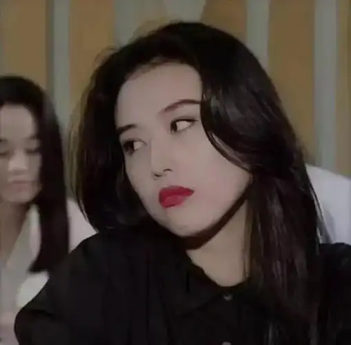 眼睛深邃,说起港风,我们能想到的就是七八十年代的美女,给人一种很有