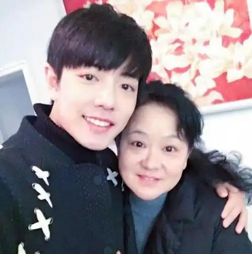 本以为王一博的妈妈够嫩了肖战的妈妈出镜后网友复制粘贴么