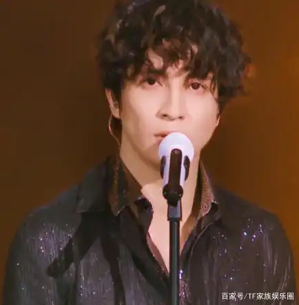 薛之谦帅气卷毛发型深情献唱《刚刚好》"唱到入魔"直接跪地