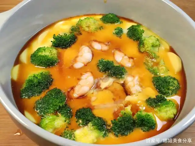 西兰花虾仁豆腐蒸蛋这样做太好吃了,入口即化,鲜美多汁,超嫩滑