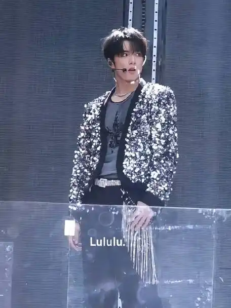 妈妈,我好像看到机甲世界的神  @时代少年团-刘耀文  #刘耀文小时候和