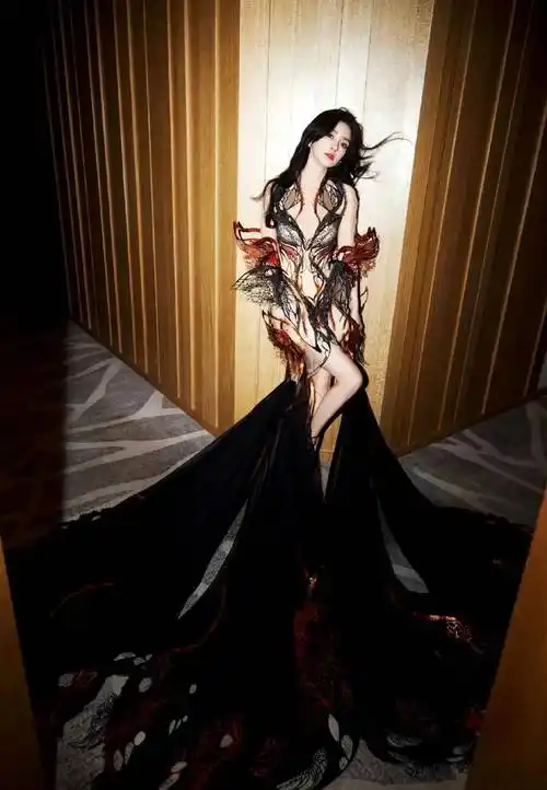 杨颖时尚芭莎造型,美炸了06_羽毛_裙摆_明星