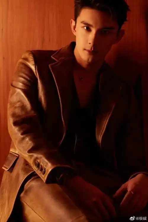 吴磊棕色皮衣造型##吴磊