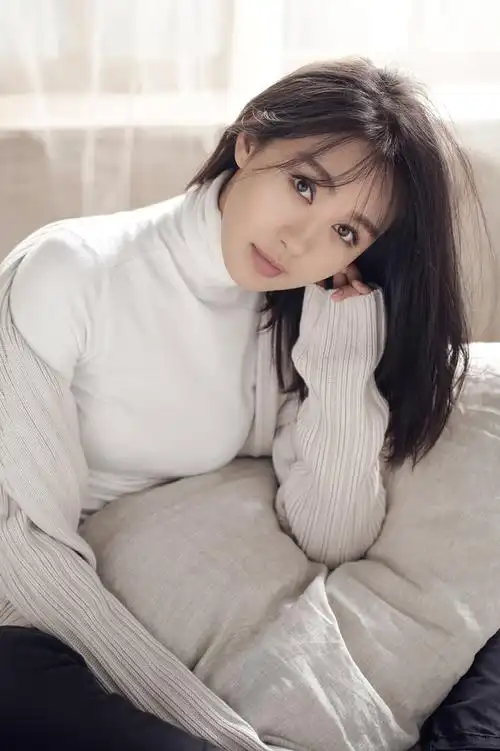 李菲儿慵懒系写真冰上妖精显安静美