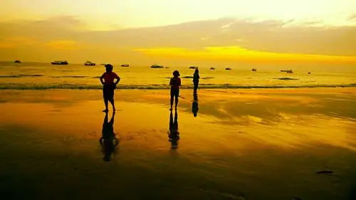 傍晚美丽的银滩,人们在海滩上散步.