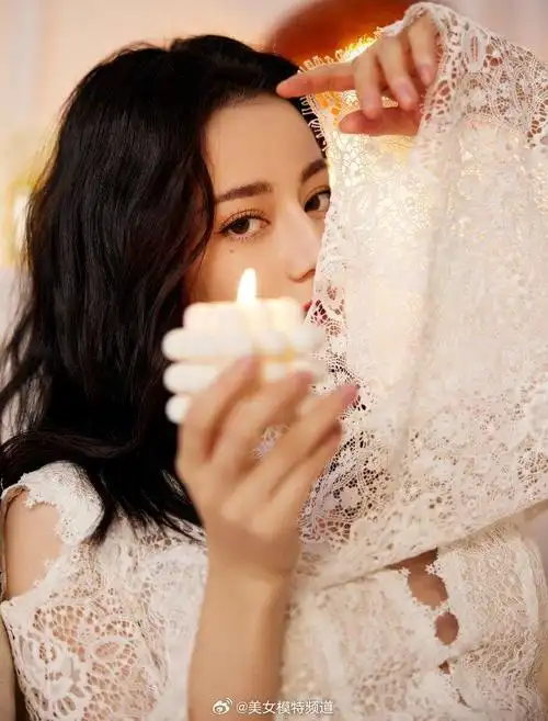 迪丽热巴白色蕾丝长裙造型简约素雅 秀发披散于肩随性迷人