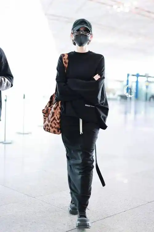 古力娜扎带火了黑色系穿搭:卫衣 半身裙 马丁靴,时髦高级又洋气_造型