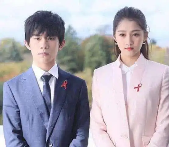 易烊千玺今年又长高了,身高直追三石弟弟,真是令人羡慕