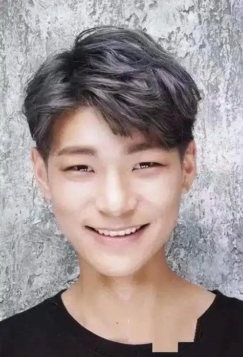 长脸男生纹理烫发剪齐刘海发型