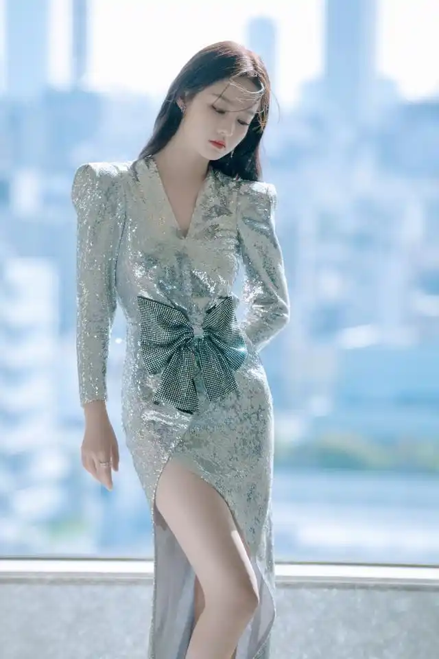 李沁穿银片礼服太性感裙摆开叉到大腿根想用手遮都挡不住呢