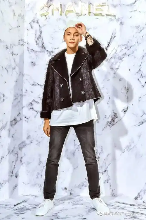 身着2017秋冬系列马海毛软呢外套的陈伟霆,全身散发着酷劲,戴着高颜值