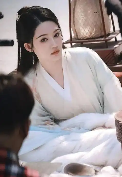 李沁古装新剧路透引发热议:醉卧美人成焦点,网友期待值爆棚!