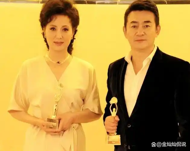 他是何冰同班同学与妻结婚30年零绯闻赚钱上交让妻过富太生活