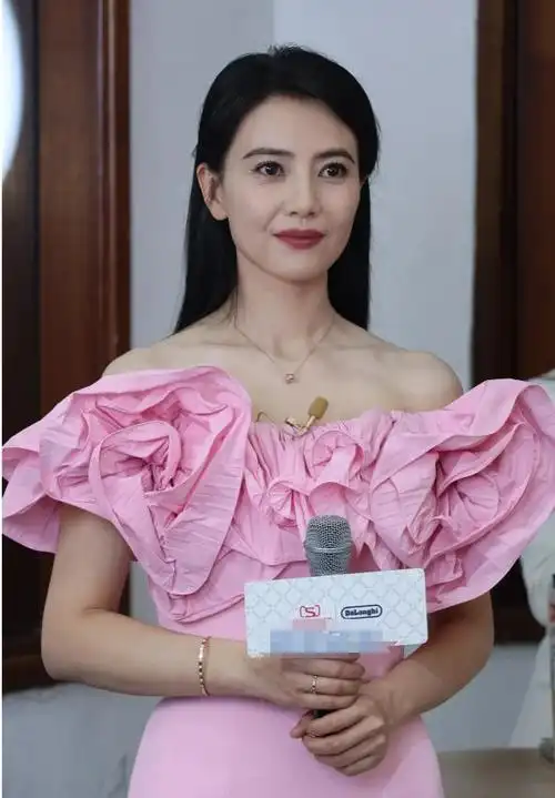 近日,高圆圆出席上海某活动,一组活动照片引发了网友的热议.