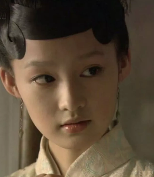 李沁18岁旧照,刚出道颜值惊艳,是否纯天然一眼便知