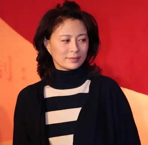 她是国家一级演员,与富豪结婚37年零绯闻,儿子帅气是她的骄傲_刘佳
