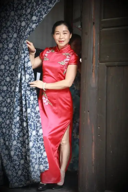 古城遇见旗袍韵致的女人