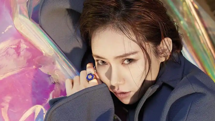 戚薇明星风尚壁纸