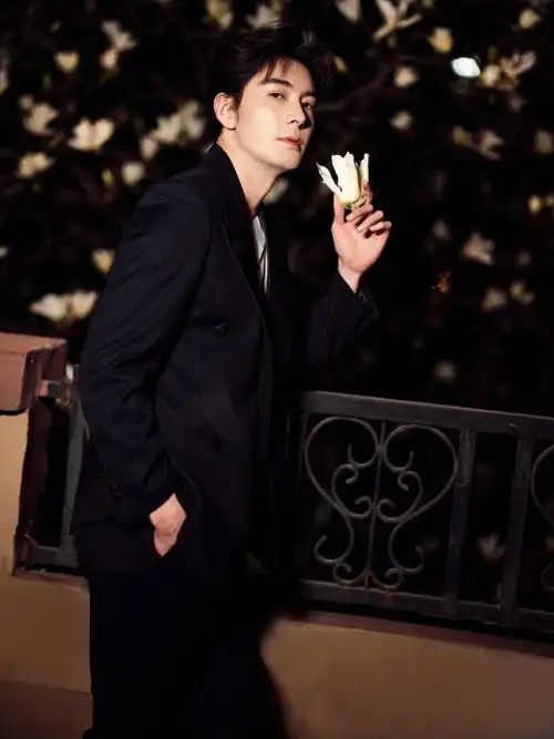 陈星旭黑西装玉兰花夜色大片