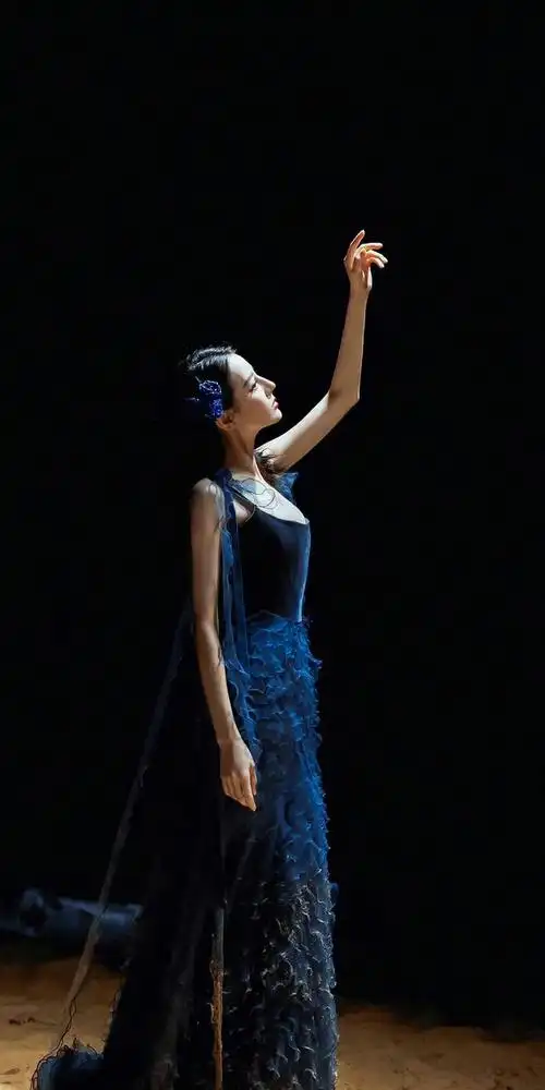迪丽热巴蓝色妖姬造型,身材凹凸有致,婀娜多姿