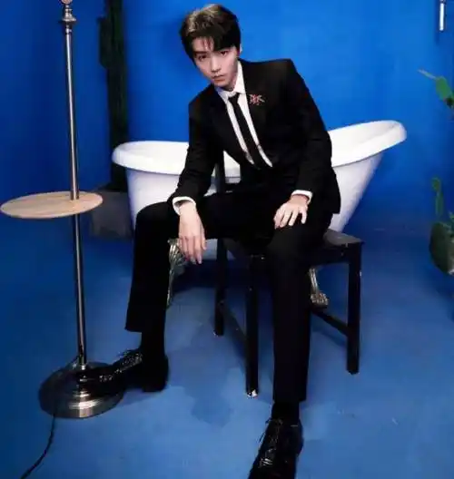 原创王俊凯再宣新身份到最高人民检察院学习新发型西装领带好气派