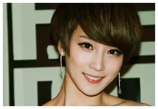 本以为谢楠的短发很美了看到她的长发后吴京我想再追你一次