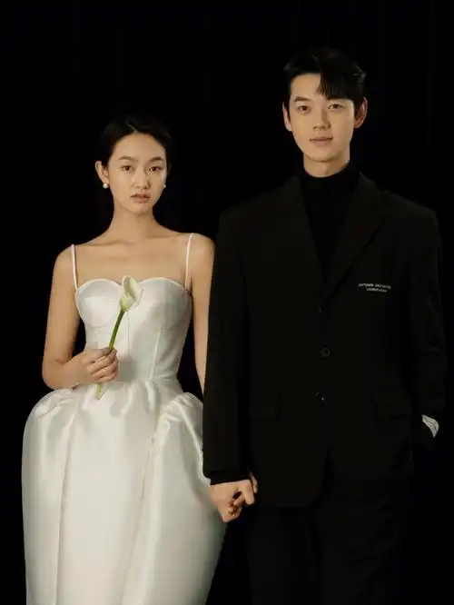 黑色背景出众白纱经典室内婚纱照