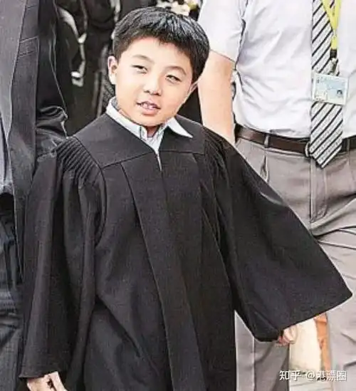 这位9岁上大学的神童名叫沈诗钧,是香港迄今为止最年轻的大学生.